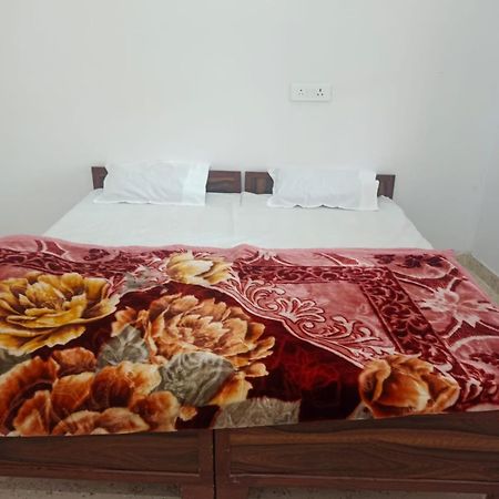 Shree Krishna Garden Hotell Jhusi Exteriör bild