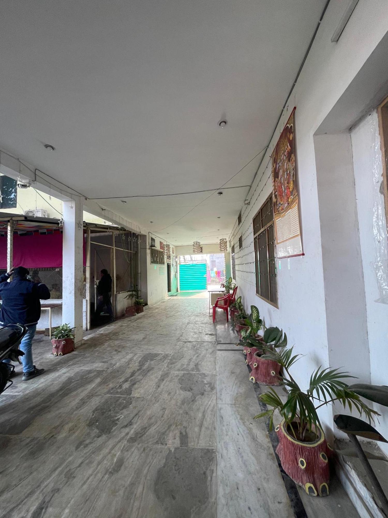 Shree Krishna Garden Hotell Jhusi Exteriör bild