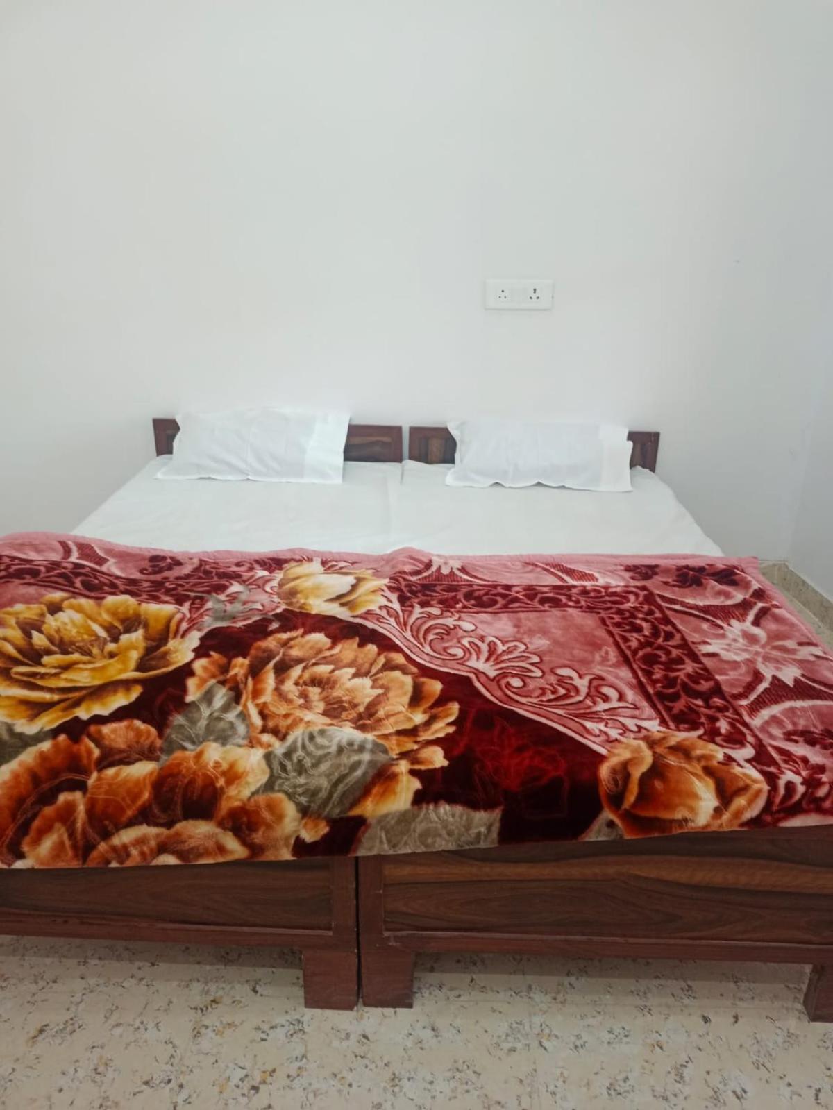 Shree Krishna Garden Hotell Jhusi Exteriör bild
